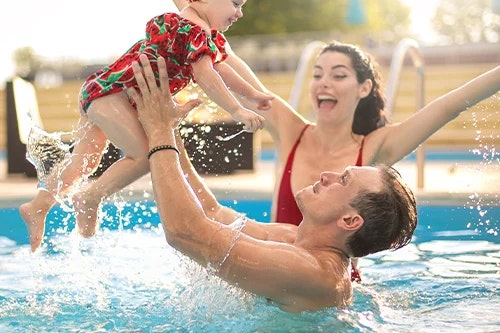 Barnsäkra din pool med pooltak