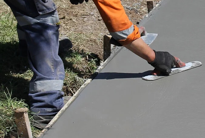 Utedelen bör placeras på ett markstativ ovanpå ett stabilt underlag, förslagsvis ett gjutet fundament.