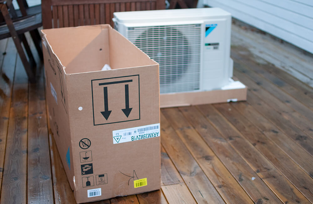 Installatören tar med sig AC:n till installationen. Delarna behöver flyttas till installationsplatsen och packas upp ur kartongerna.