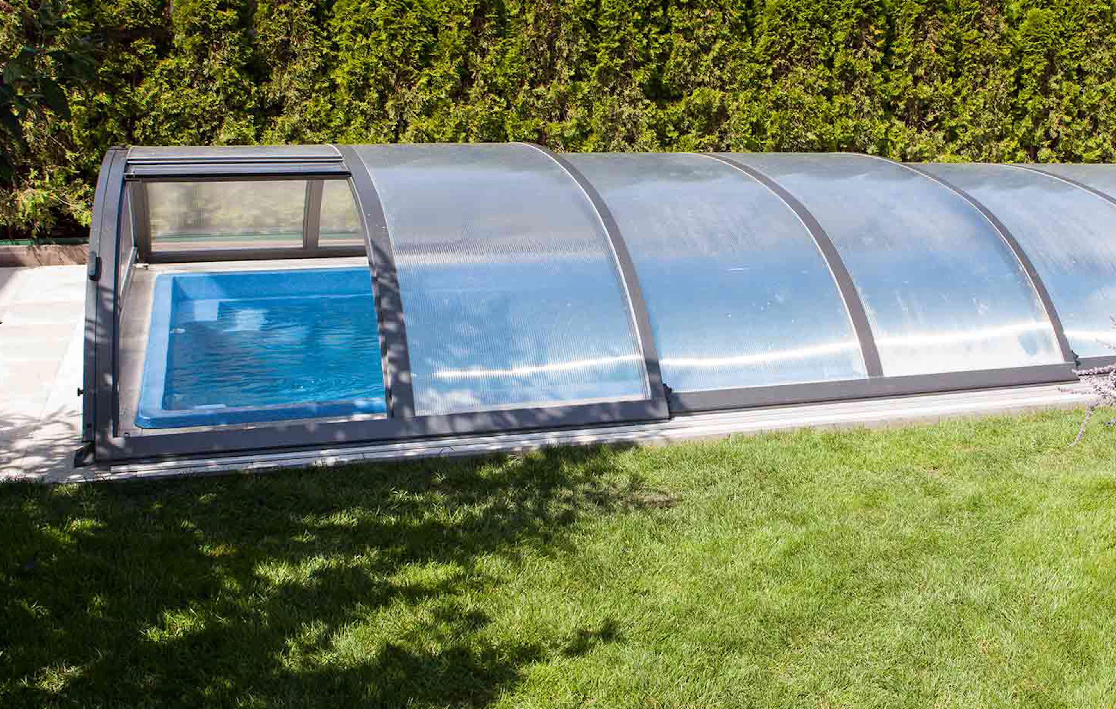 Varför ska man täcka poolen?