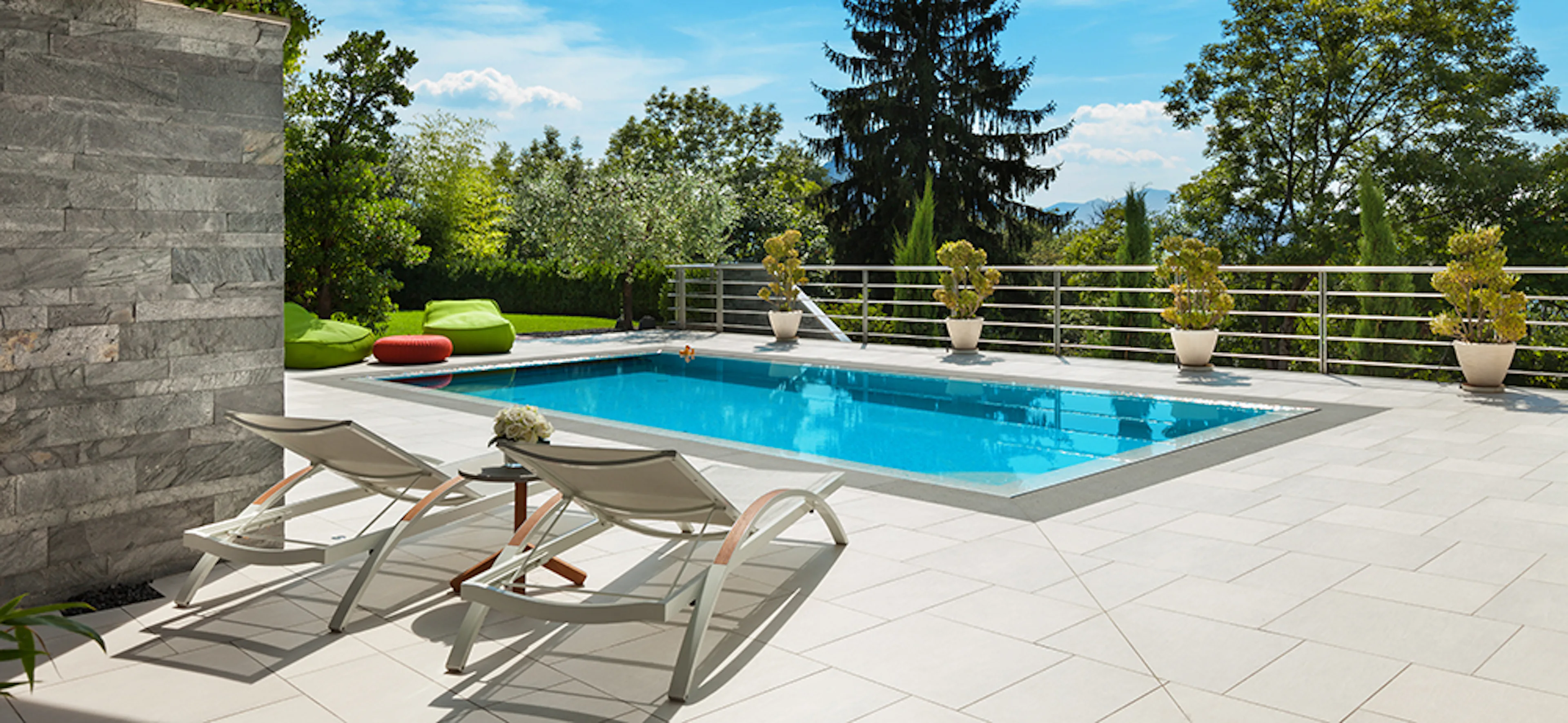 Inomhuspool eller utomhuspool?